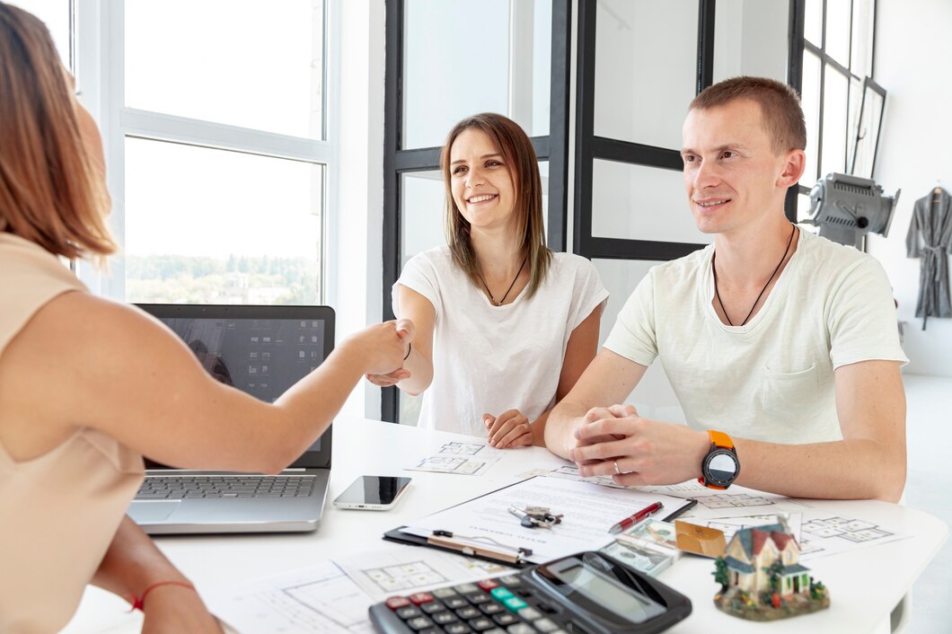 pareja haciendo trato sobre su nueva casa 23 2148346280